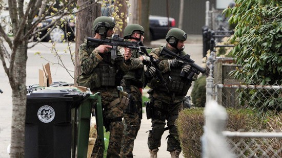 สหรัฐจับตัวผู้ต้องสงสัยคนที่ 2 ที่ก่อเหตุระเบิดในเมือง บอสตันได้แล้ว - ảnh 1